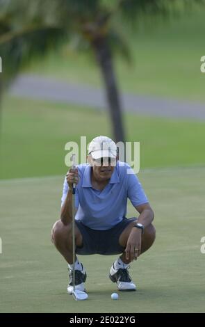 Präsident Barack Obama reiht seinen Putt am 18. Loch mit seinen Freunden Marvin Nicholson, Bobby Titcomb und Eric Whitaker zusammen, während er am 23. Dezember 2013 eine Runde Golf im Mid Pacific Country Club in Kailua, Hawaii, USA, genießt. Die erste Familie genießt Weihnachtsferien in Hawaii bis zum 5. Januar 2013. Foto von Cory Lum/Pool/ABACAPRESS.COM Stockfoto