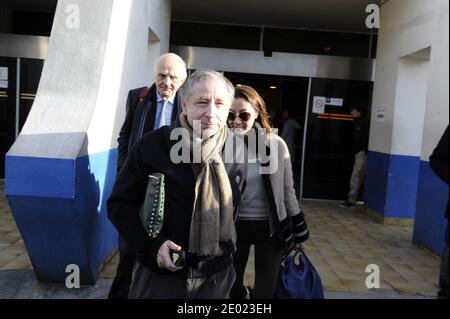 FIA-Präsident Jean Todt, seine Frau Schauspielerin Michelle Yeoh und Chirurg sowie Michael Schumachers Freund Professor Gerard Saillant verlassen das Universitätsklinikum Grenoble, wo der ehemalige deutsche Formel-1-Pilot Michael Schumacher nach einem Skiunfall am Sonntag in Meribel in Grenoble wegen einer schweren Kopfverletzung behandelt wird. Frankreich am 31. Dezember 2013. Foto von Mousse/ABACAPRESS.COM Stockfoto