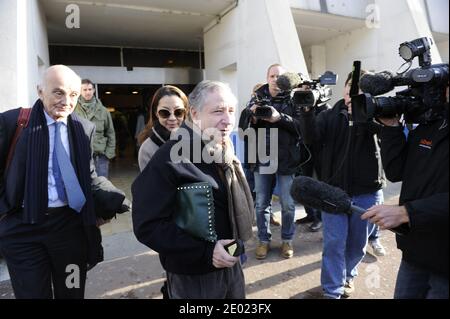 FIA-Präsident Jean Todt, seine Frau Schauspielerin Michelle Yeoh und Chirurg sowie Michael Schumachers Freund Professor Gerard Saillant verlassen das Universitätsklinikum Grenoble, wo der ehemalige deutsche Formel-1-Pilot Michael Schumacher nach einem Skiunfall am Sonntag in Meribel in Grenoble wegen einer schweren Kopfverletzung behandelt wird. Frankreich am 31. Dezember 2013. Foto von Mousse/ABACAPRESS.COM Stockfoto