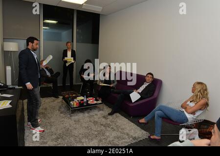 Cyril Hanouna, Énora Malagré, Gilles Verdez, Valérie Bénaïm, Christophe Carrière und Thierry Moreau bei der Aufnahme von 'Touche Pas A Mon Poste' am 11. November 2013 in Paris, Frankreich. Foto von Max Colin/ABACAPRESS.COM Stockfoto