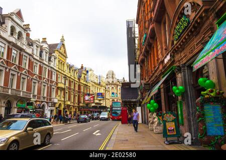 Shaftesbury Avenue-Major Street im West End von London, dem Herzen von Londons West End Theaterviertel, mit Lyric, Apollo, Gielgud und Sondheim Stockfoto