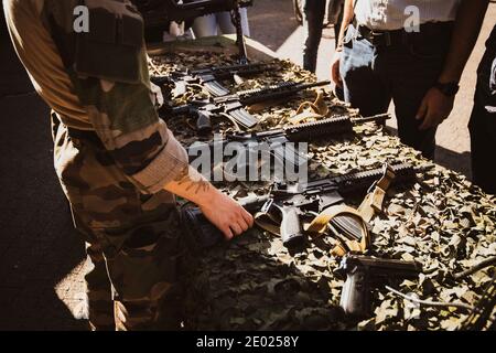 Paris, Frankreich - 21. Sep 2019: Französischer Soldat in der Nähe von mehreren halbautomatischen Gewehren der deutschen Heckler und Koch GmbH - militärisches Muster-Backg Stockfoto