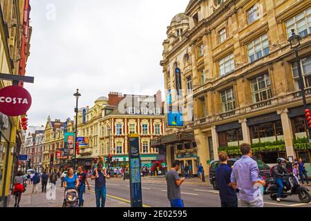 Shaftesbury Avenue-Major Street im West End von London, dem Herzen von Londons West End Theaterviertel, mit Lyric, Apollo, Gielgud und Sondheim Stockfoto