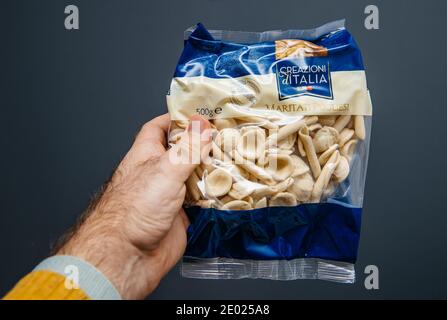 Paris, Frankreich - 29. Jan 2020: POV männliche Hand-Paket mit Critati Pugliesi von Creazioni di italy köstliche Original-Pasta hergestellt Stockfoto