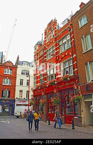 Blick auf Chinatown-farbenfrohe Gegend mit Dutzenden von chinesischen Restaurants, Geschäften und kunstvollen Sehenswürdigkeiten wie Chinatown Gate.London, Großbritannien, August 2016 Stockfoto