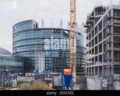 Straßburg, Frankreich - 18. Oktober 2020: Blick von der Straße der Baustelle mit dem Gebäude des Europäischen Parlaments im Zentrum von straßburg während COVID-19 CO Stockfoto