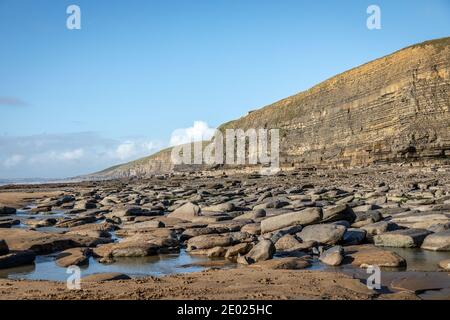 Strand und Klippen in Dunraven Bay, South Glamorgan, Wales, Großbritannien Stockfoto