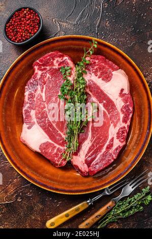 RAW Chuck Eye Roll Steaks Bio Rindfleisch Fleisch. Dunkler Hintergrund. Draufsicht Stockfoto