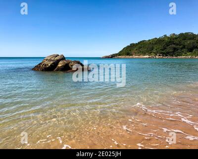 Schönes Bild von idyllischen Strand in Anchieta. Wunderschöne Küste von Espírito Santo State in Brasilien Stockfoto