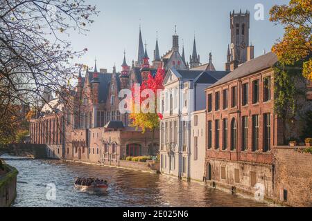 Brügge, Belgien - November 10 2014: Touristen genießen eine Kreuzfahrt auf dem Groenerei Kanal an einem Herbsttag in Brügge, Belgien Stockfoto