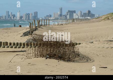 Landschaft, städtischer Verfall, Rolle von rostenden Drahtzaun, Infrastruktur Vernachlässigung, Strandmanagement, Durban, KwaZulu-Natal, Südafrika, Skyline der Stadt Stockfoto