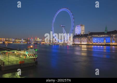 London, United Kinfgdom - November 24 2014: Blick auf das London Eye über die Themse bei Nacht. Stockfoto