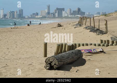 Landschaft, städtischer Verfall, vernachlässigte Infrastruktur, Strandmanagement, Durban, KwaZulu-Natal, Südafrika, Holzbalken und Dinge auf Sand, Verwitterung Stockfoto