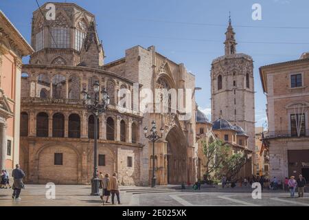 Valencia, Spanien - April 16 2015: Touristen genießen einen sonnigen Tag auf der Plaza de la Virgen, dem historischen Hauptplatz von Valencia, Spanien Stockfoto