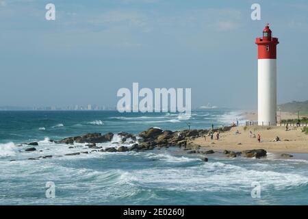 Landschaft, Leuchtturm am schönen Strand, Umhlanga Rocks Waterfront, Urlaubsziel, Durban, KwaZulu-Natal, Südafrika, afrikanische Meereslandschaft Stockfoto