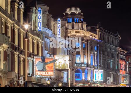 London, Großbritannien - 8. März 2015: Das Londoner West End Theaterviertel wird bei Nacht mit prominenten Theatern wie The Lyric und The Apollo lebendig Stockfoto