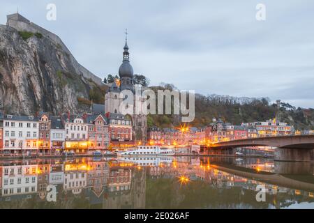 Dinant, Belgien - November 16 2014: Die Zitadelle von Dinant und Notre Dame von Dinant entlang der Maas in der malerischen Stadt Dinant, Belgien auf an Stockfoto