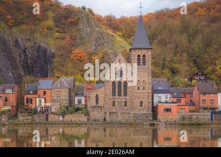 Die Kirche des heiligen Paulus an der Maas in der malerischen Stadt Dinant, Belgien an einem Herbsttag. Stockfoto