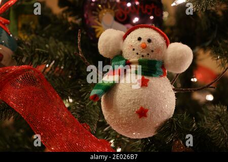 Jolly Schneemann Ornament auf einem Weihnachtsbaum Stockfoto