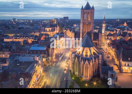 Gent, Belgien - November 13 2014: Die schöne historische Altstadt von Gent, Belgien nach Sonnenuntergang während der blauen Stunde die St. Nikolaus-Kirche mit Stockfoto