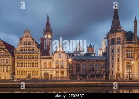 Gent, Belgien - November 13 2014: Die schöne historische Altstadt von Gent, Belgien entlang des Leie-Kanals in der Abenddämmerung. Stockfoto