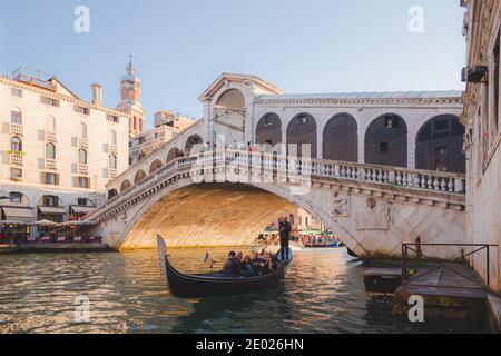 Venedig, Italien - Oktober 29 2014: Touristen genießen eine Gondelfahrt entlang des Canale Grande unter der Rialtobrücke in Venedig, Italien. Stockfoto