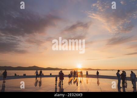 Zadar, Kroatien - 3. Oktober 2014: Touristen und Familien kommen zusammen, um den Sonnenuntergang am Monument to the Sun zu genießen, einer modernen Solaranlage, die von entworfen wurde Stockfoto