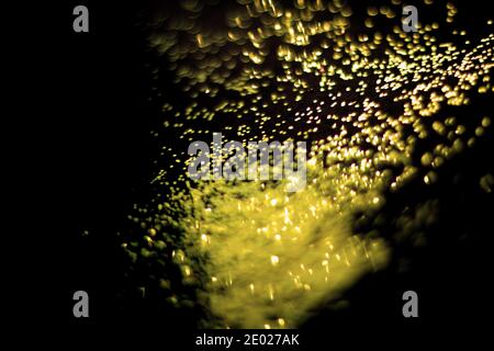 Abstraktes Bokeh-Licht. Perfekte festliche Hintergrund XXL, holografische Geometrie. Bunte Lichter, festlicher Hintergrund. Urlaubskonzept. Stockfoto