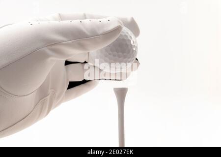 Reiche Leute Sport und teure Hobbys Konzept Thema mit Hand des Golfspielers trägt Lederhandschuh, hält einen Ball und immer bereit, abzuschlagen oder s Stockfoto