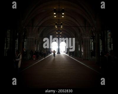 Menschen mit Bikelan und Fußweg Tunnel unter Rijksmuseum Gebäude in Zentrum von Amsterdam in Holland Niederlande Stockfoto