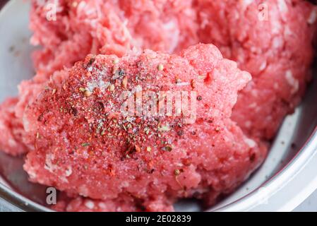 Bio rohes Hackfleisch. Hackfleisch für Burger oder Cutlets. Gehacktes Fleisch in einem Fleischwolf Stockfoto