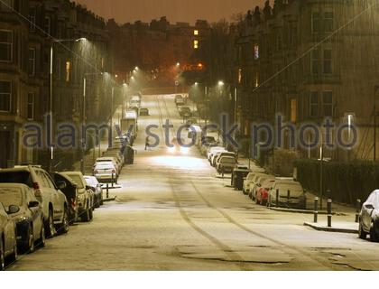 Edinburgh, Schottland, Großbritannien. Dezember 2020. Schwerer Schnee in Edinburgh New Town und Stadtzentrum beginnt um Mitternacht. Weitere intermittierende Schnee- und Eisprognose für Dienstag Morgen. Kredit: Craig Brown/Alamy Live Nachrichten Stockfoto