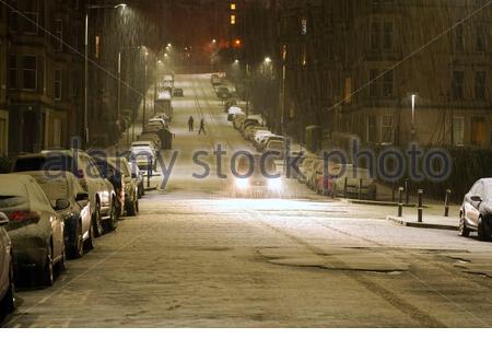 Edinburgh, Schottland, Großbritannien. Dezember 2020. Schwerer Schnee in Edinburgh New Town und Stadtzentrum beginnt um Mitternacht. Weitere intermittierende Schnee- und Eisprognose für Dienstag Morgen. Kredit: Craig Brown/Alamy Live Nachrichten Stockfoto