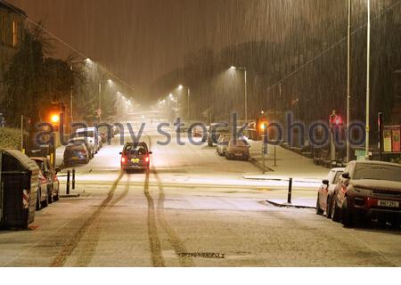 Edinburgh, Schottland, Großbritannien. Dezember 2020. Schwerer Schnee in Edinburgh New Town und Stadtzentrum beginnt um Mitternacht. Weitere intermittierende Schnee- und Eisprognose für Dienstag Morgen. Kredit: Craig Brown/Alamy Live Nachrichten Stockfoto