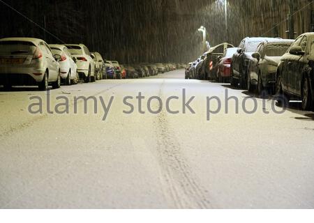 Edinburgh, Schottland, Großbritannien. Dezember 2020. Schwerer Schnee in Edinburgh New Town und Stadtzentrum beginnt um Mitternacht. Weitere intermittierende Schnee- und Eisprognose für Dienstag Morgen. Kredit: Craig Brown/Alamy Live Nachrichten Stockfoto