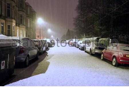 Edinburgh, Schottland, Großbritannien. Dezember 2020. Schwerer Schnee in Edinburgh New Town und Stadtzentrum beginnt um Mitternacht. Weitere intermittierende Schnee- und Eisprognose für Dienstag Morgen. Kredit: Craig Brown/Alamy Live Nachrichten Stockfoto