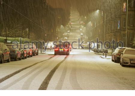 Edinburgh, Schottland, Großbritannien. Dezember 2020. Schwerer Schnee in Edinburgh New Town und Stadtzentrum beginnt um Mitternacht. Weitere intermittierende Schnee- und Eisprognose für Dienstag Morgen. Kredit: Craig Brown/Alamy Live Nachrichten Stockfoto