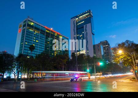 Moderne Wolkenkratzer wie Sheraton und Sofitel bei Nacht auf der Avenida Paseo de la Reforma Avenue am Angel of Independence Monument, Mexiko Ci Stockfoto