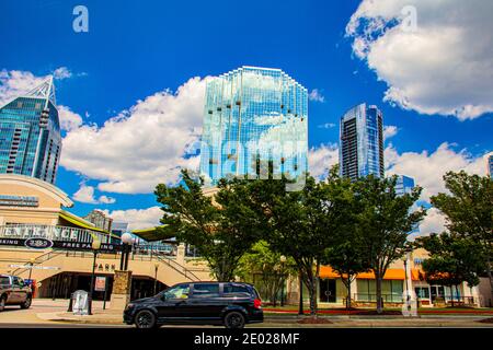 Buckhead, GA USA - 05 31 20: Downtown Buckhead Stadtbild und Verkehr Stockfoto