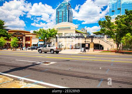 Buckhead, GA USA - 05 31 20: Downtown Buckhead Stadtbild Parkdecks Stockfoto