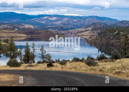 Die Schotterstraße über dem Iron Gate Dam Reservoir bei Hornbrook, Kalifornien, USA Stockfoto