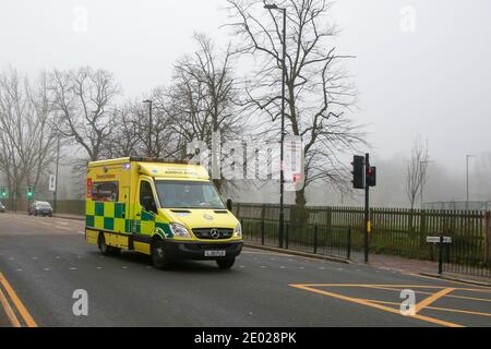 London, Großbritannien. Dezember 2020. Ein Krankenwagen reist in London an einem nebligen Morgen, da viele Teile des Vereinigten Königreichs jetzt in Tier 4 COVID-19-Beschränkungen sind.das Vereinigte Königreich hat seinen höchsten täglichen Anstieg der Coronavirus-Fälle seit Beginn der Pandemie mit 41,385 positiven Tests verzeichnet. Premierminister Boris Johnson hat eine nationale Sperre im neuen Jahr nicht ausgeschlossen. Kredit: SOPA Images Limited/Alamy Live Nachrichten Stockfoto