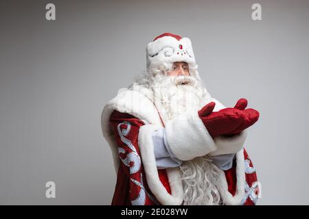Weihnachten Neujahr feiert älteren Mann in Santa Kostüm etwas halten und auf Händen, kopieren Raum Stockfoto