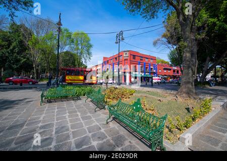 Historische Gebäude auf Parque Centenario und Felipe Carrillo Puerto Street im historischen Zentrum von Coyoacan, Mexiko-Stadt CDMX, Mexiko. Stockfoto