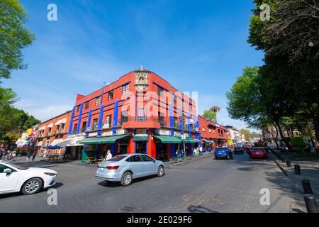 Historische Gebäude auf Parque Centenario und Felipe Carrillo Puerto Street im historischen Zentrum von Coyoacan, Mexiko-Stadt CDMX, Mexiko. Stockfoto