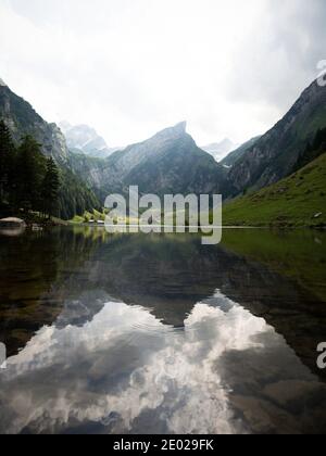Spiegelung der Saentis-Bergkette im Alpensee Seealpsee in Alpstein Appenzell Innerrhoden Schweiz Stockfoto