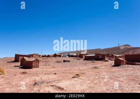 Anchorage und Blick auf das Dorf, Bolivien. Andenplateau. Bolivianischen ländlichen Stadt Stockfoto