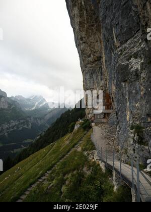 Berühmte Pension Aescher-Wildkirchli in Kalkstein Felswand Alpstein alpine gebaut Berge Appenzell Innerrhoden Schweiz Stockfoto