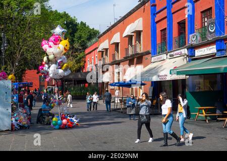 Historische Gebäude auf Parque Centenario und Felipe Carrillo Puerto Street im historischen Zentrum von Coyoacan, Mexiko-Stadt CDMX, Mexiko. Stockfoto