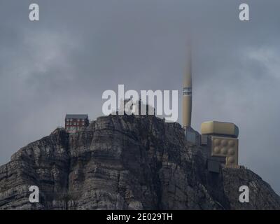 Alter Saentis Berghütte Hotel und Übertragungsturm auf dem Gipfel Gipfel des Santis Alpstein Appenzell schweizer alpen in der Schweiz Stockfoto